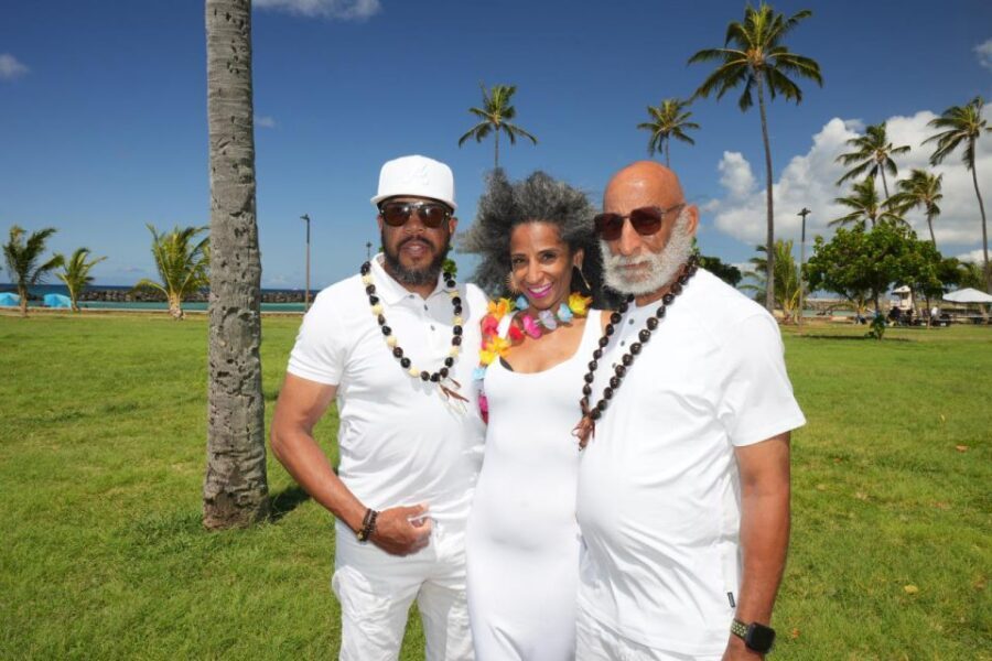 1 Hour Photography Honolulu Beautiful and Magical - What Happens During the Shoot: Bright Clothes, Calm Direction, and Ocean Views