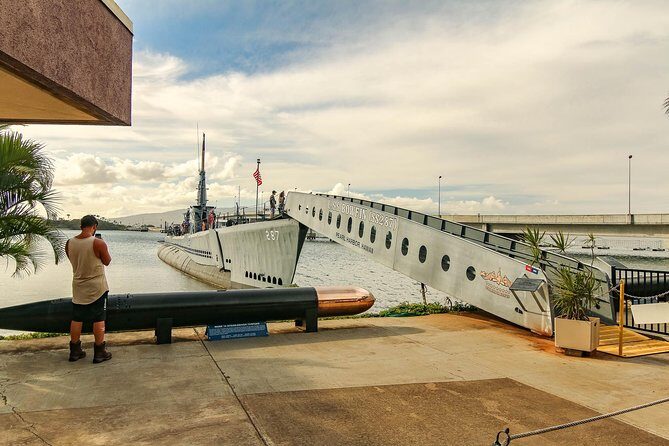 Best Of Pearl Harbor: USS Arizona Memorial & Historic Honolulu - Guides and drivers: the difference between “transport” and a real tour