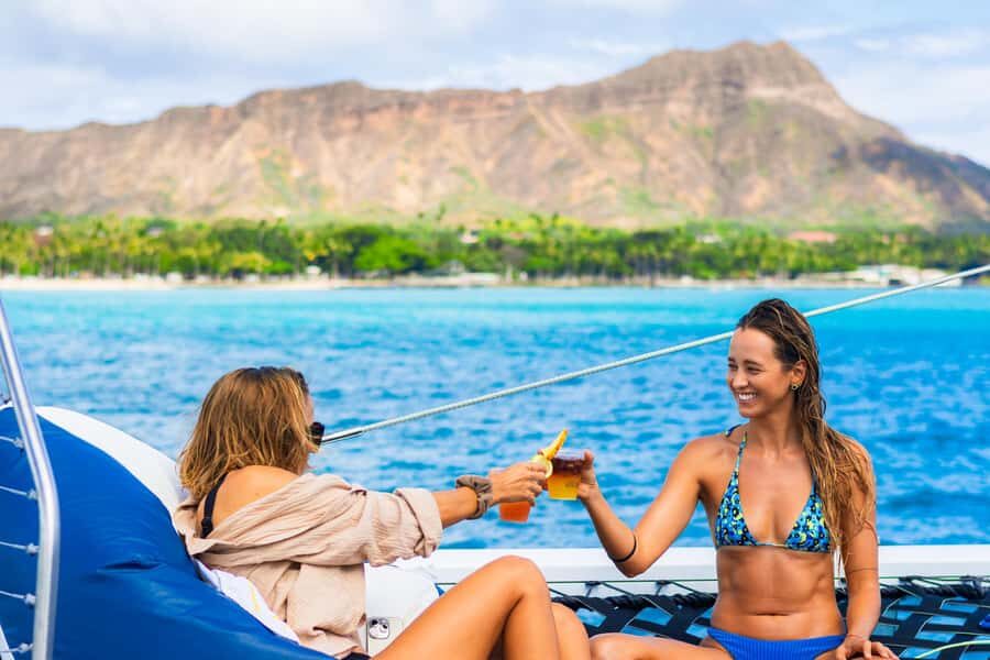 Board from Waikiki Beach for our Aloha Hour Sail - Getting aboard: meeting Hawea behind Duke Kahanamoku