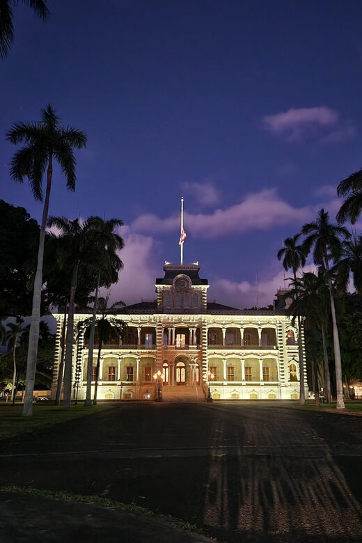 Honolulu: Ghosts of Old Honolulu Walking Tour - Meeting at the King Kamehameha Statue: Set the Mood Fast
