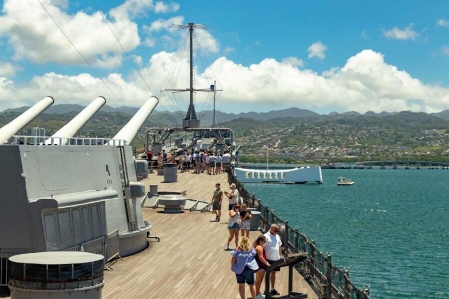 Oahu: Pearl Harbor Battleships Group Tour - Pearl Harbor Visitor Center: where the story makes sense
