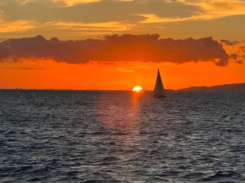 Oahu: Sunset sailing in small intimate groups - Onboard comfort: snacks, stereo sound, and space to breathe