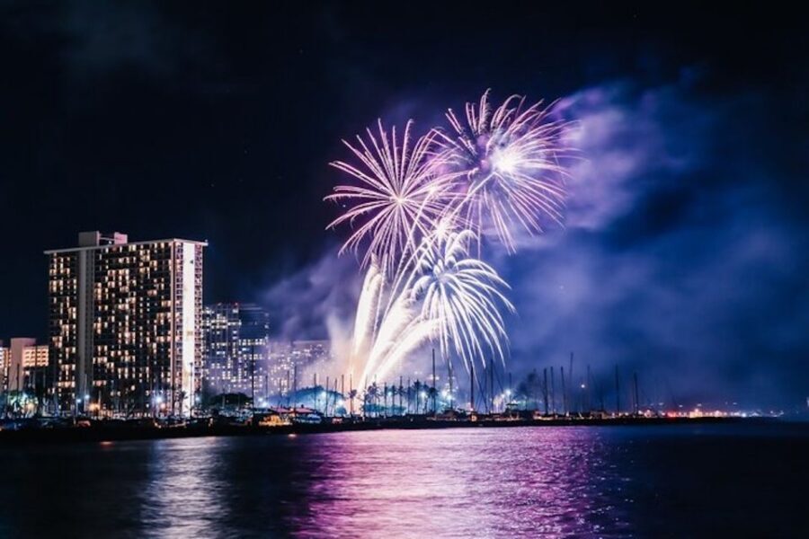 Oahu: Waikiki Friday Night Fireworks Catamaran (Wahine Koa) - Meeting point: find it fast, start the night relaxed