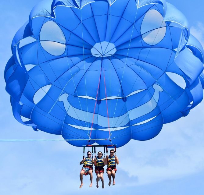 Oahu: Waikiki Parasailing - Getting There at Ala Moana: The Yellow Booth and the 30-Minute Rule
