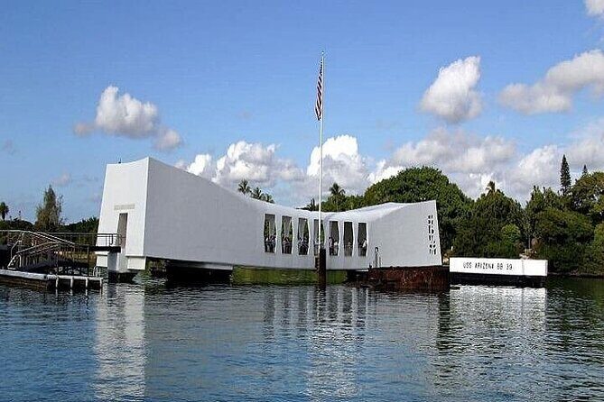 Pearl Harbor & Mini Circle Island Tour from Waikiki - Getting context first: Pearl Harbor Visitor Center and the harbor boat ride