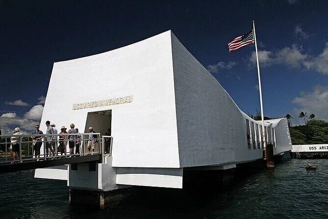 Pearl Harbor USS Arizona Memorial & Battleship Missouri - Punchbowl Crater Memorial: a reflective stop that balances the day