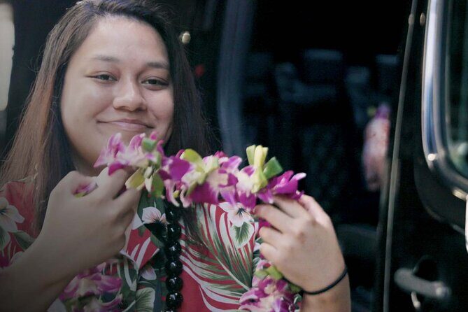 Shared Arrival Transfer: Honolulu Airport to Hotel or Cruise Terminal - First step in Honolulu: greeter, baggage claim, and quick loading