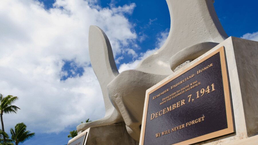 USS Arizona Memorial - Honolulu City - Pearl Harbor Tour - The USS Arizona Memorial: the boat ride moment